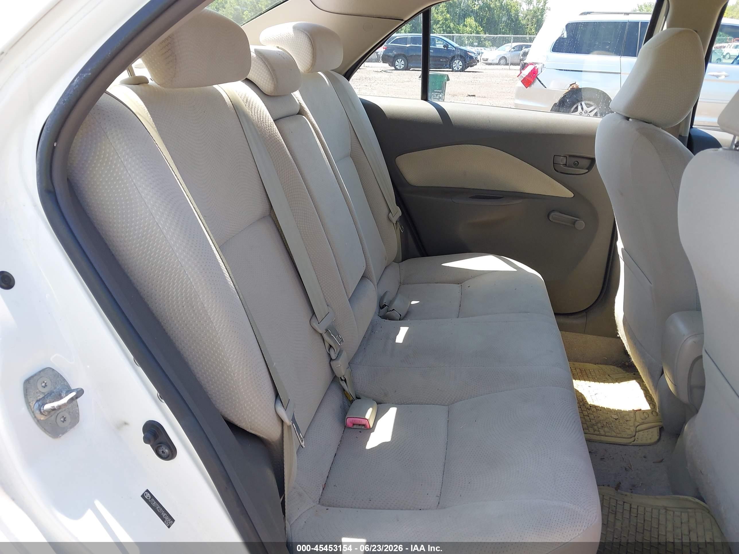 2009 Toyota Yaris   White vin: JTDBT903194046845