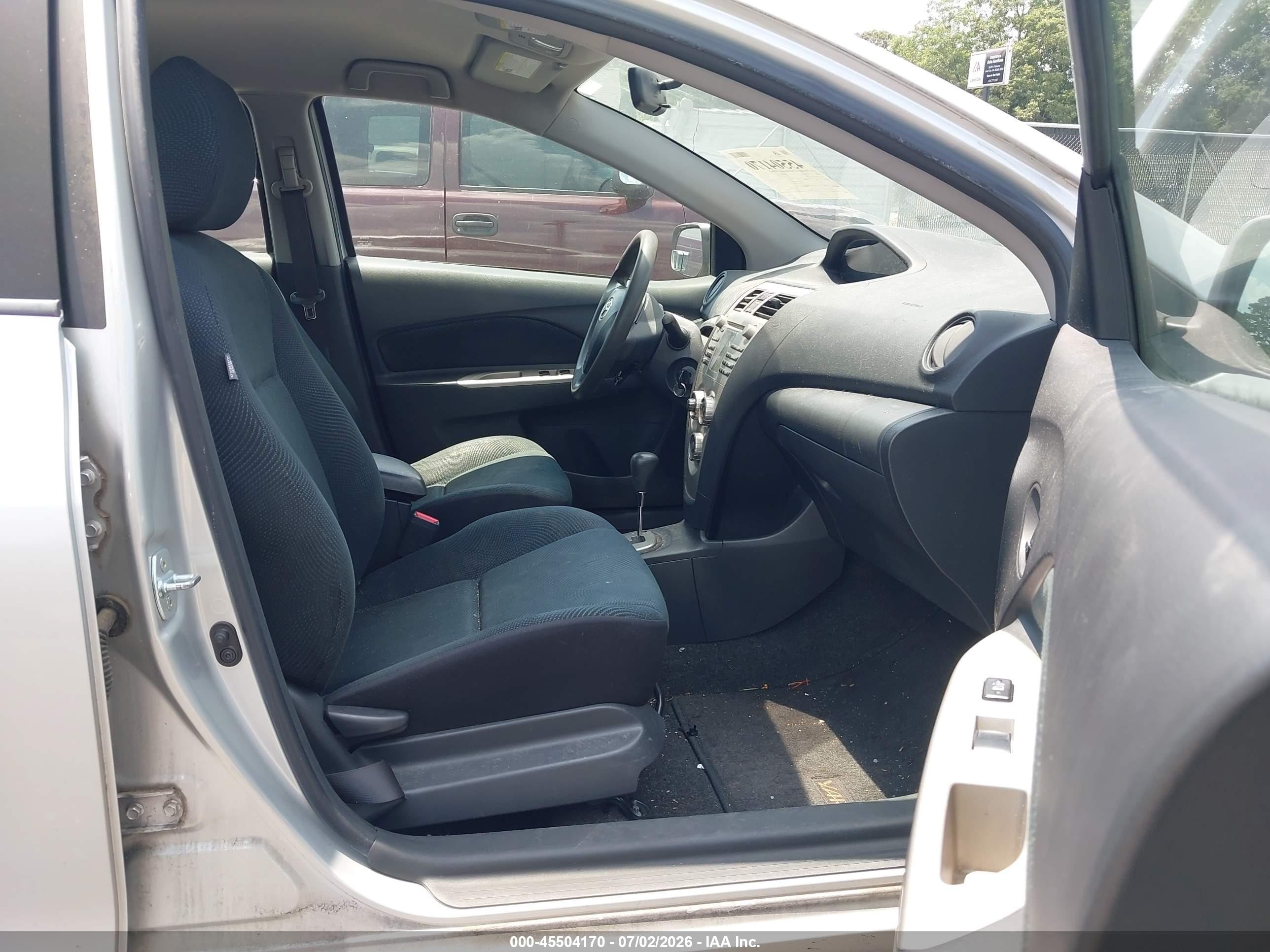 2009 Toyota Yaris   Silver vin: JTDBT903391310262
