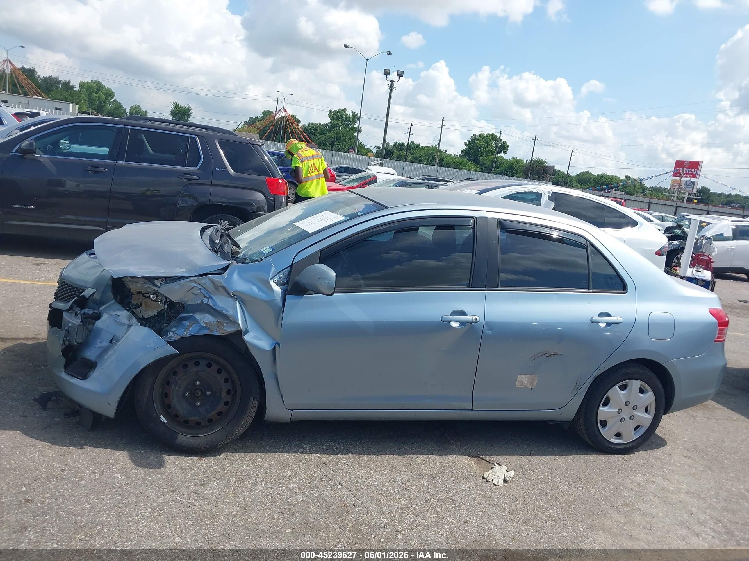 2009 Toyota Yaris   Light Blue vin: JTDBT903391332150