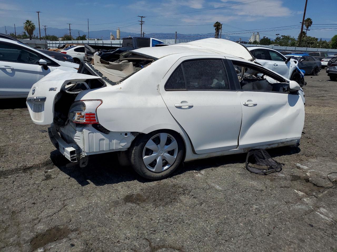 2009 Toyota Yaris Base White vin: JTDBT903394060486