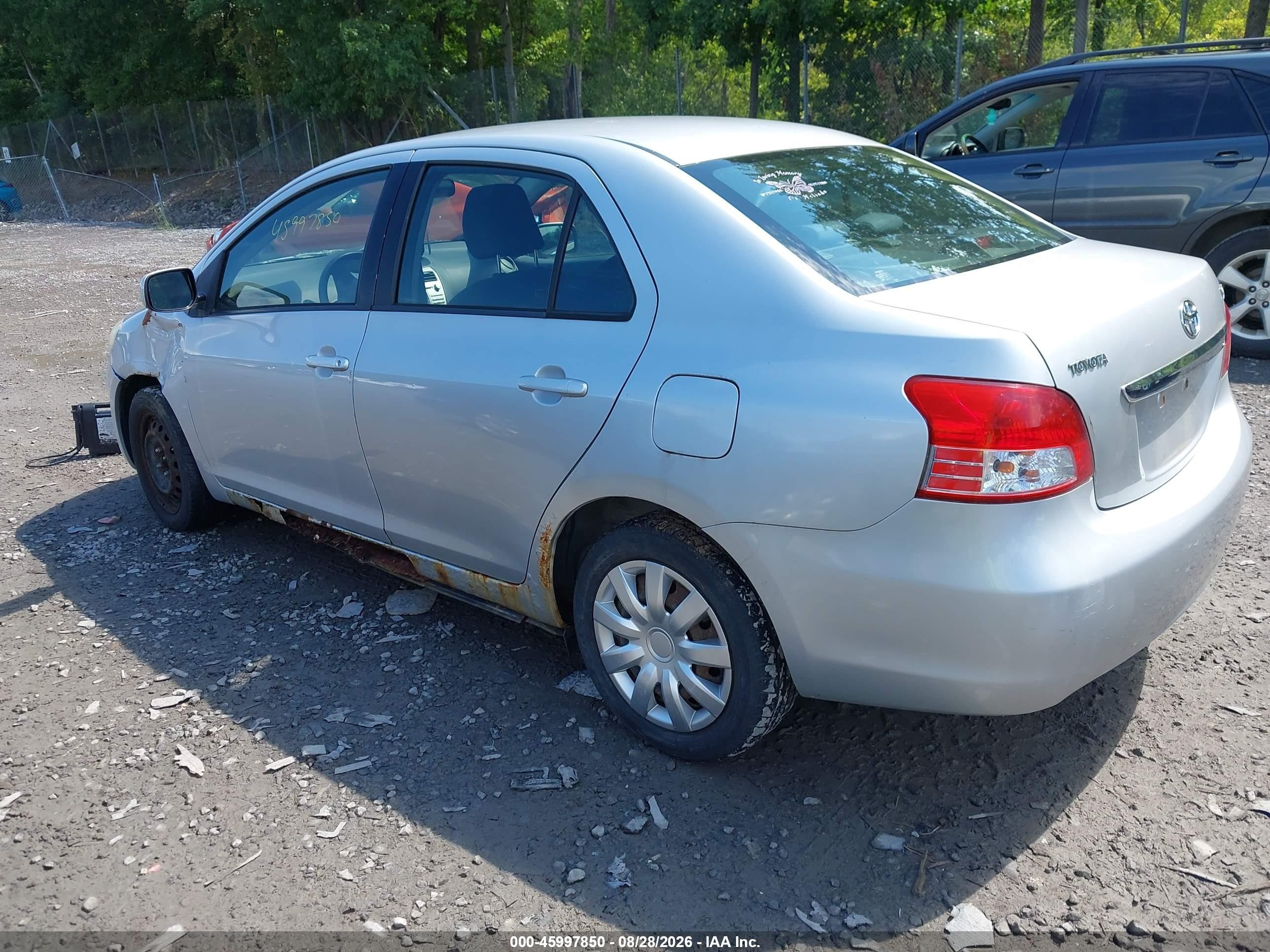 2009 Toyota Yaris   Silver vin: JTDBT903394062111
