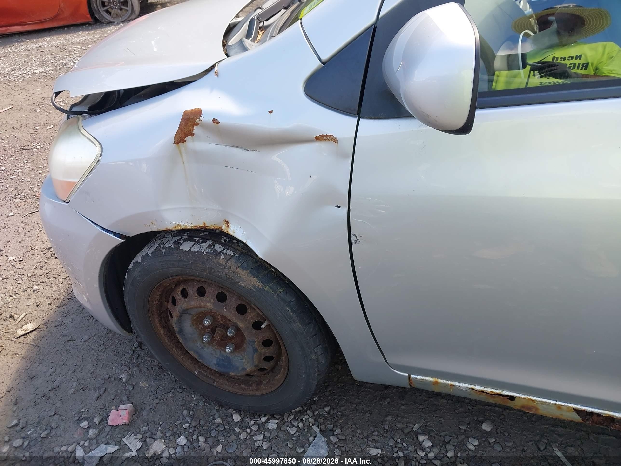 2009 Toyota Yaris   Silver vin: JTDBT903394062111