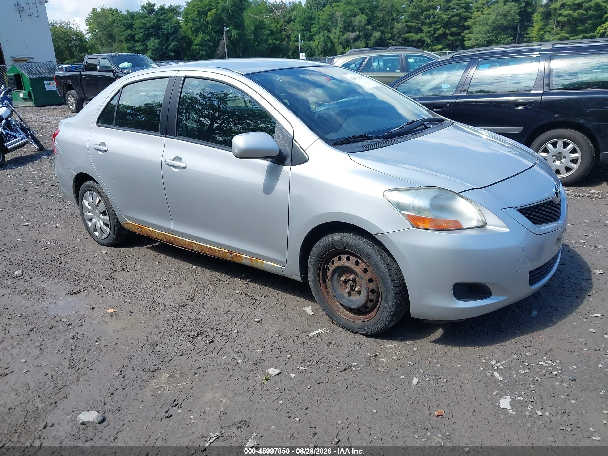2009 Toyota Yaris   Silver vin: JTDBT903394062111