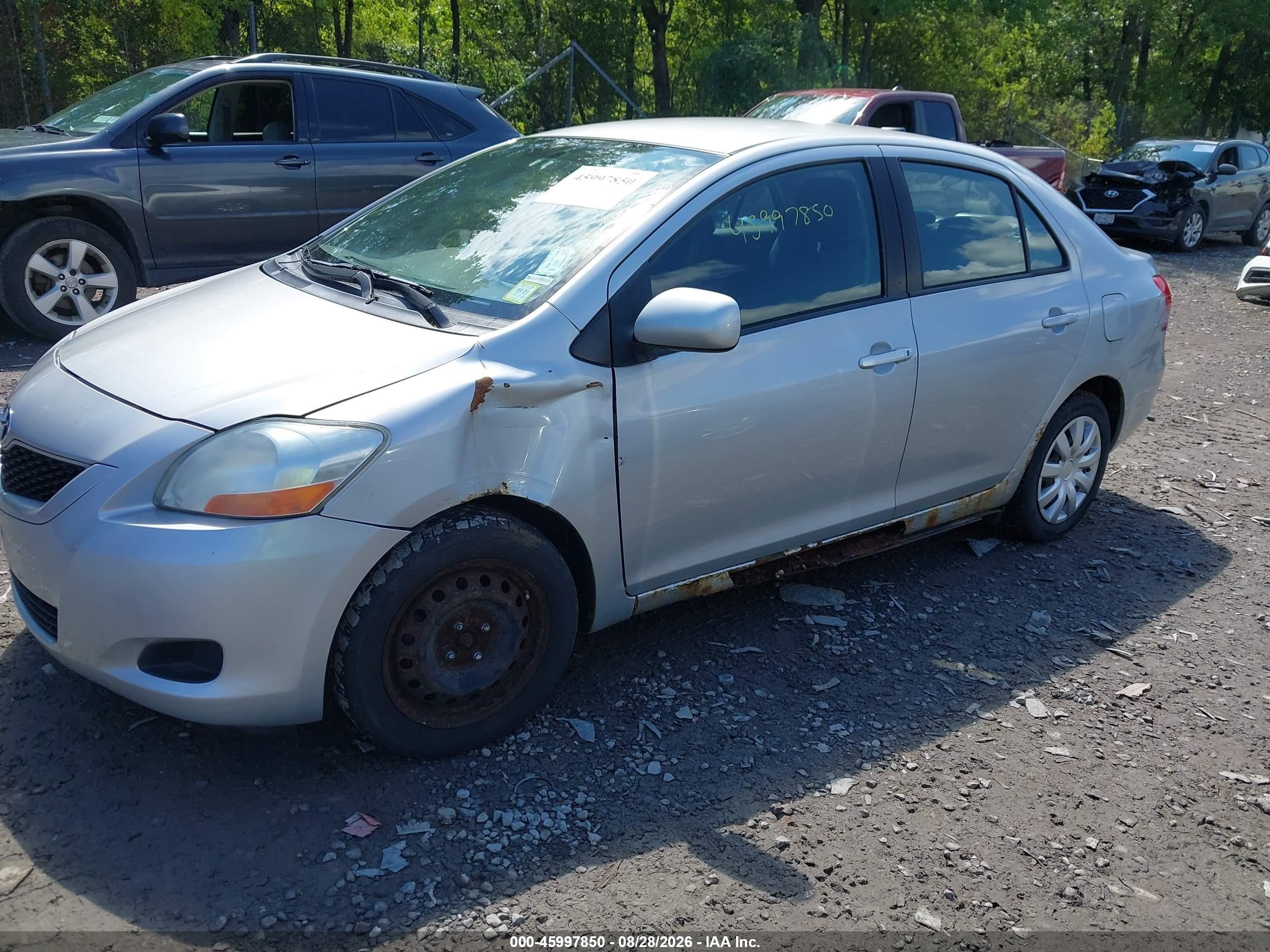 2009 Toyota Yaris   Silver vin: JTDBT903394062111