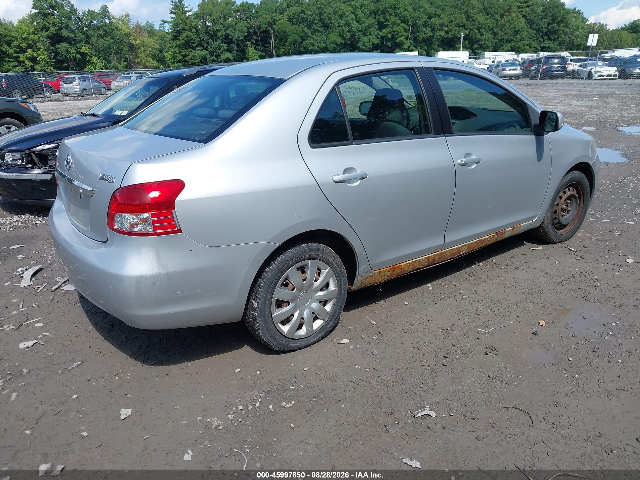 2009 Toyota Yaris   Silver vin: JTDBT903394062111