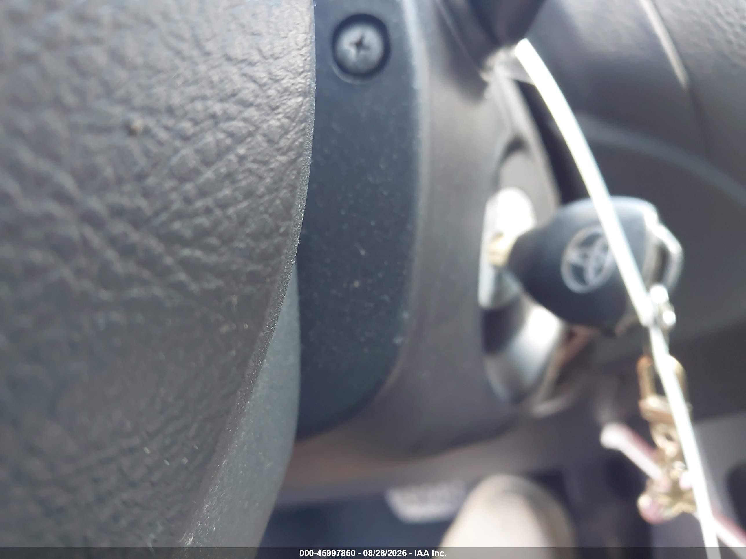 2009 Toyota Yaris   Silver vin: JTDBT903394062111
