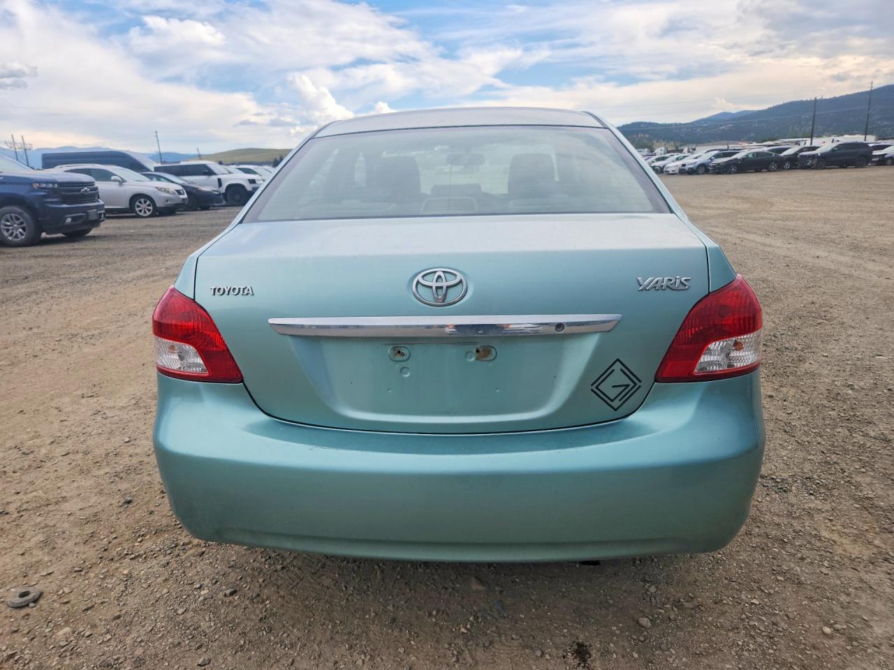 2009 Toyota Yaris Base Green vin: JTDBT903494046483