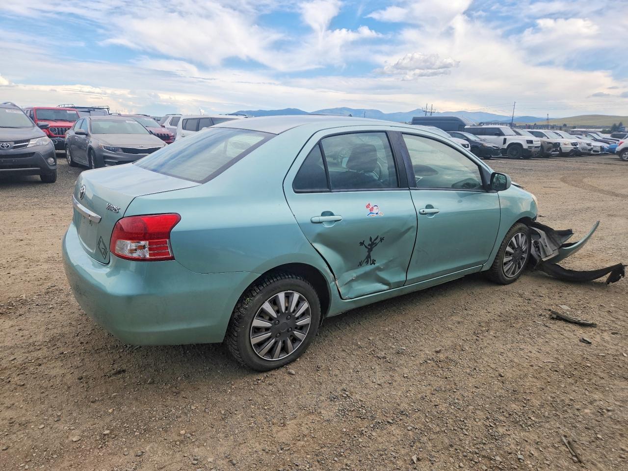 2009 Toyota Yaris Base Green vin: JTDBT903494046483