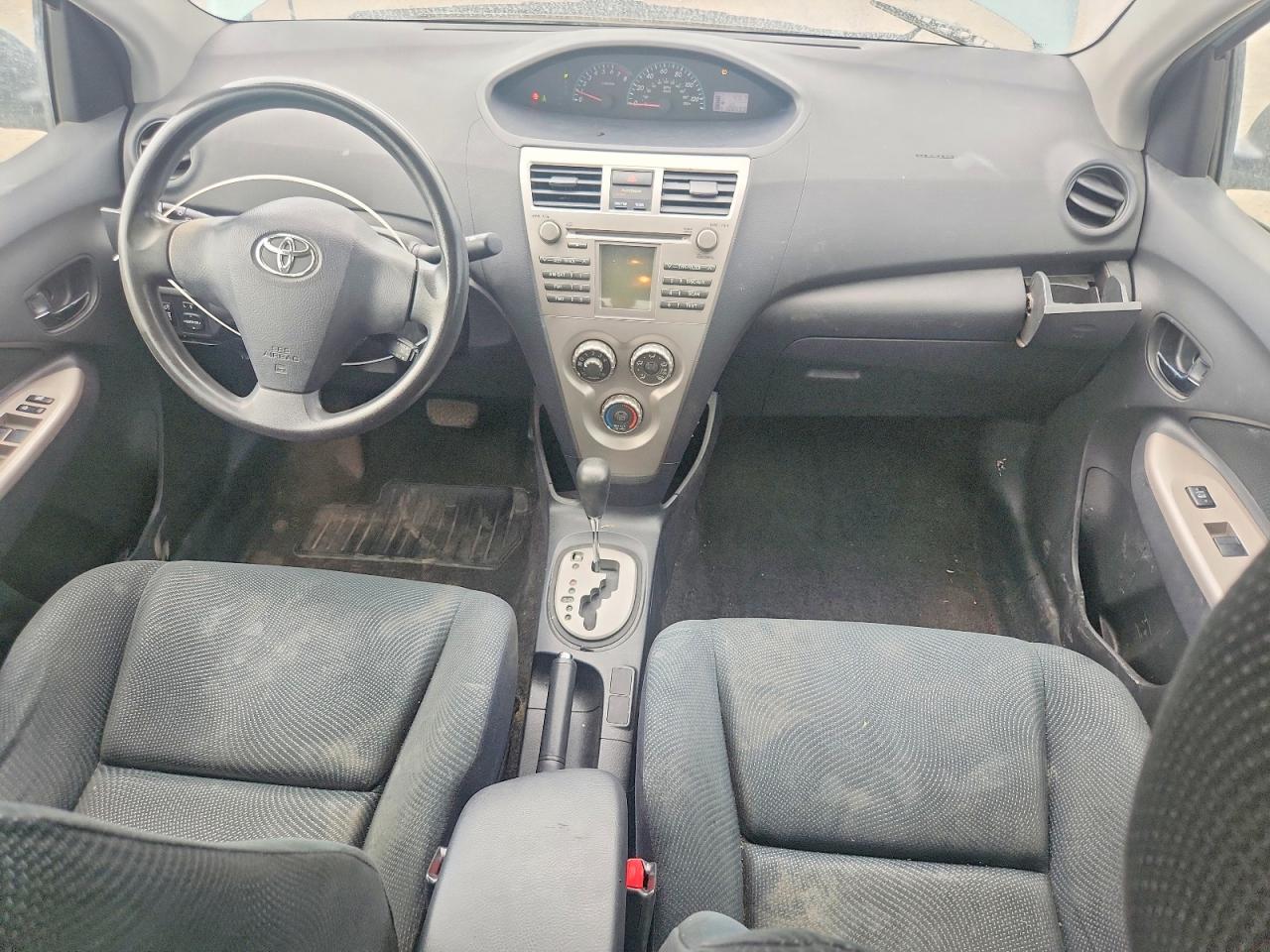 2009 Toyota Yaris Base Green vin: JTDBT903494046483