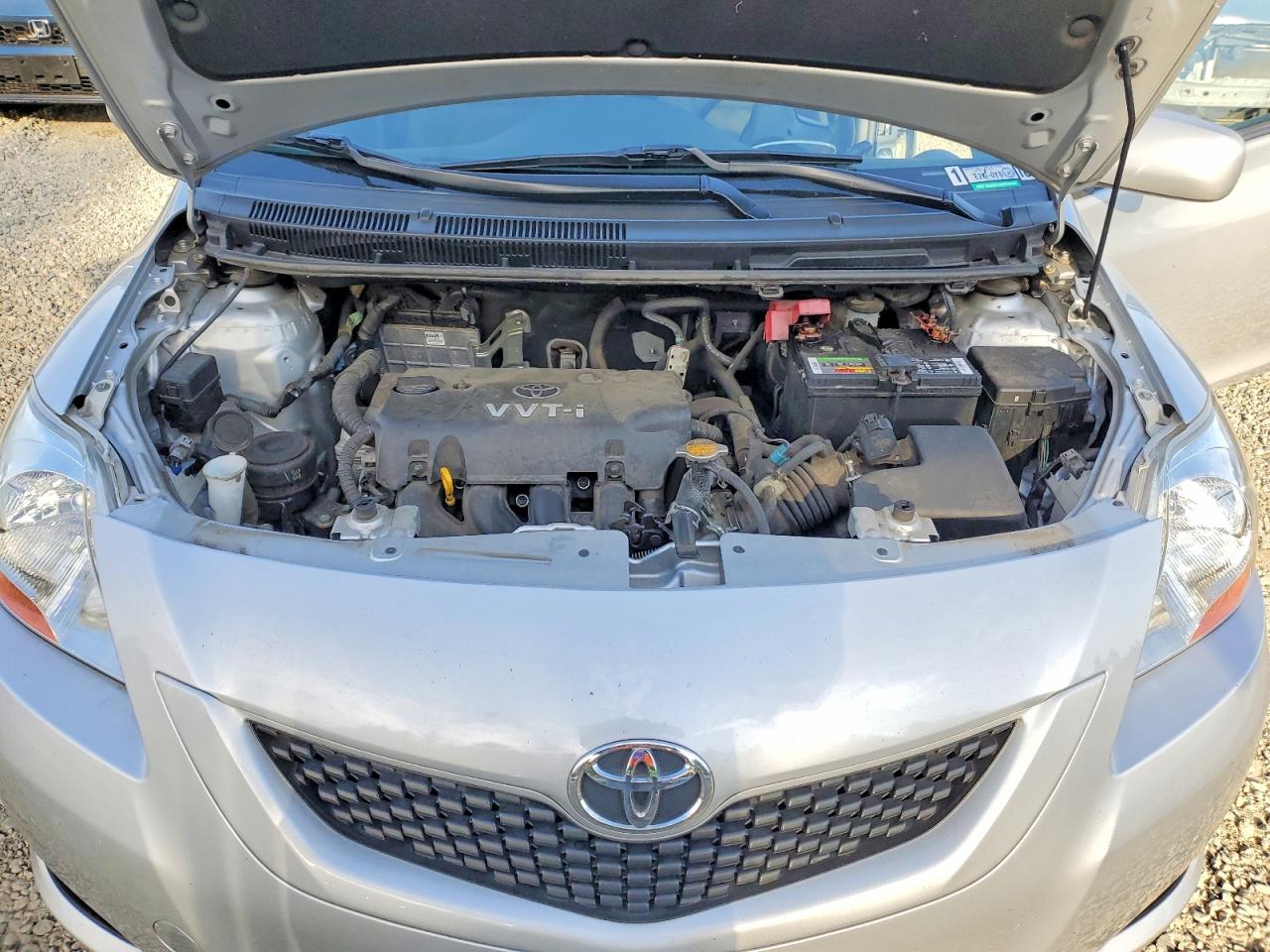 2009 Toyota Yaris Base Silver vin: JTDBT903494047360