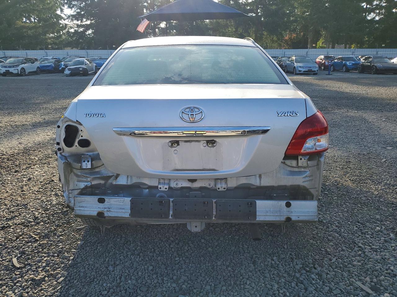 2009 Toyota Yaris Base Silver vin: JTDBT903494047360