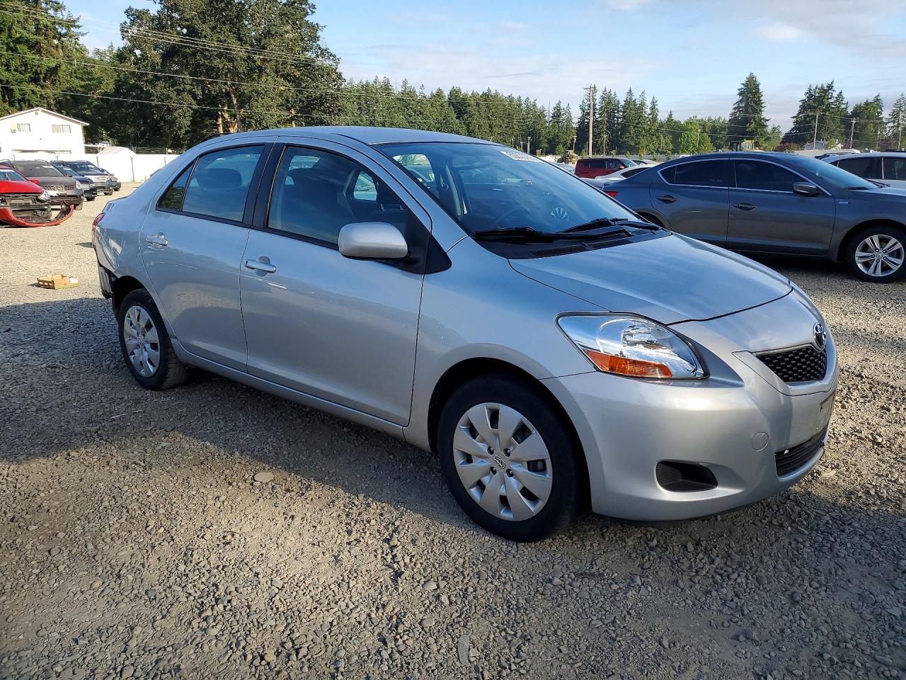 2009 Toyota Yaris Base Silver vin: JTDBT903494047360