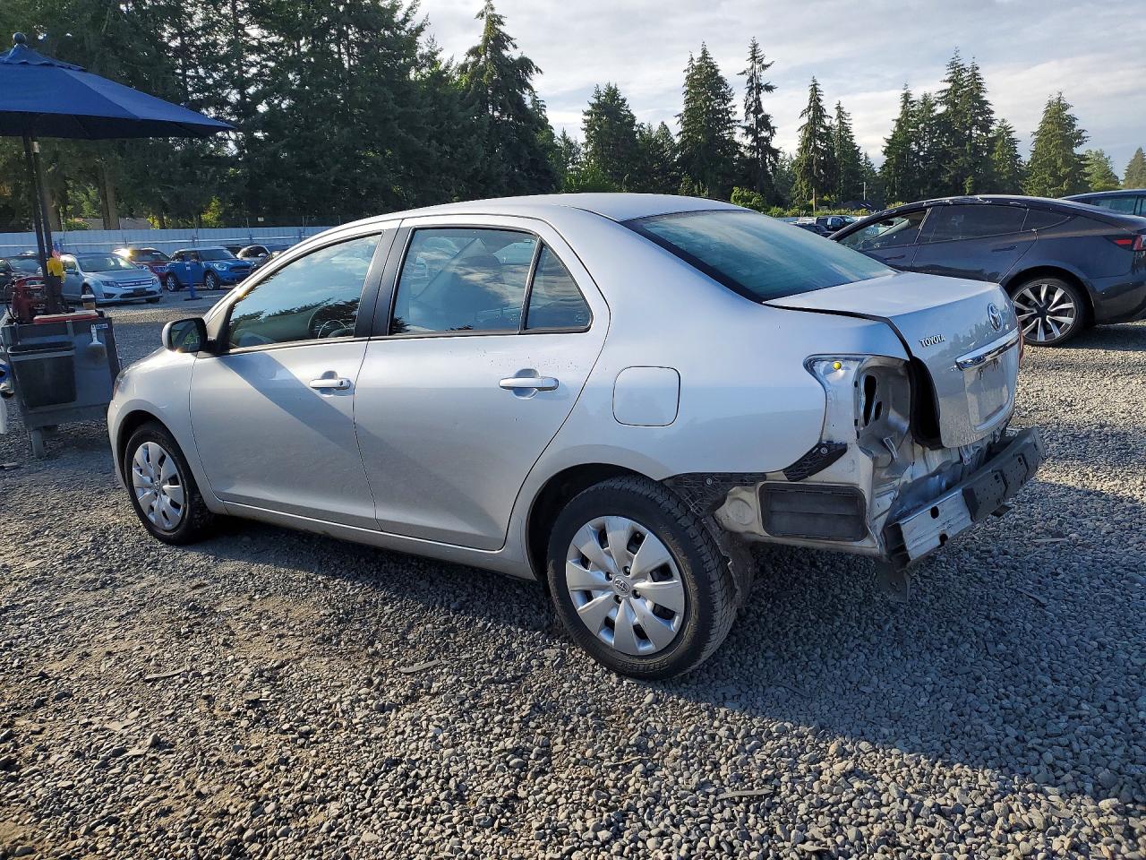 2009 Toyota Yaris Base Silver vin: JTDBT903494047360