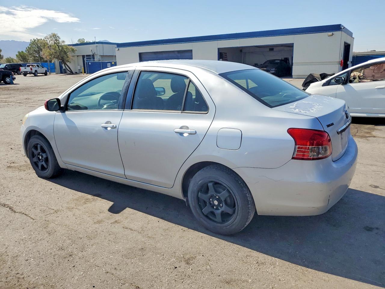 2009 Toyota Yaris Base Silver vin: JTDBT903494053269