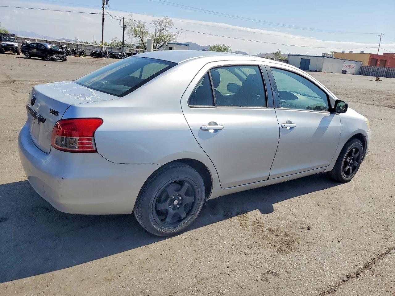 2009 Toyota Yaris Base Silver vin: JTDBT903494053269