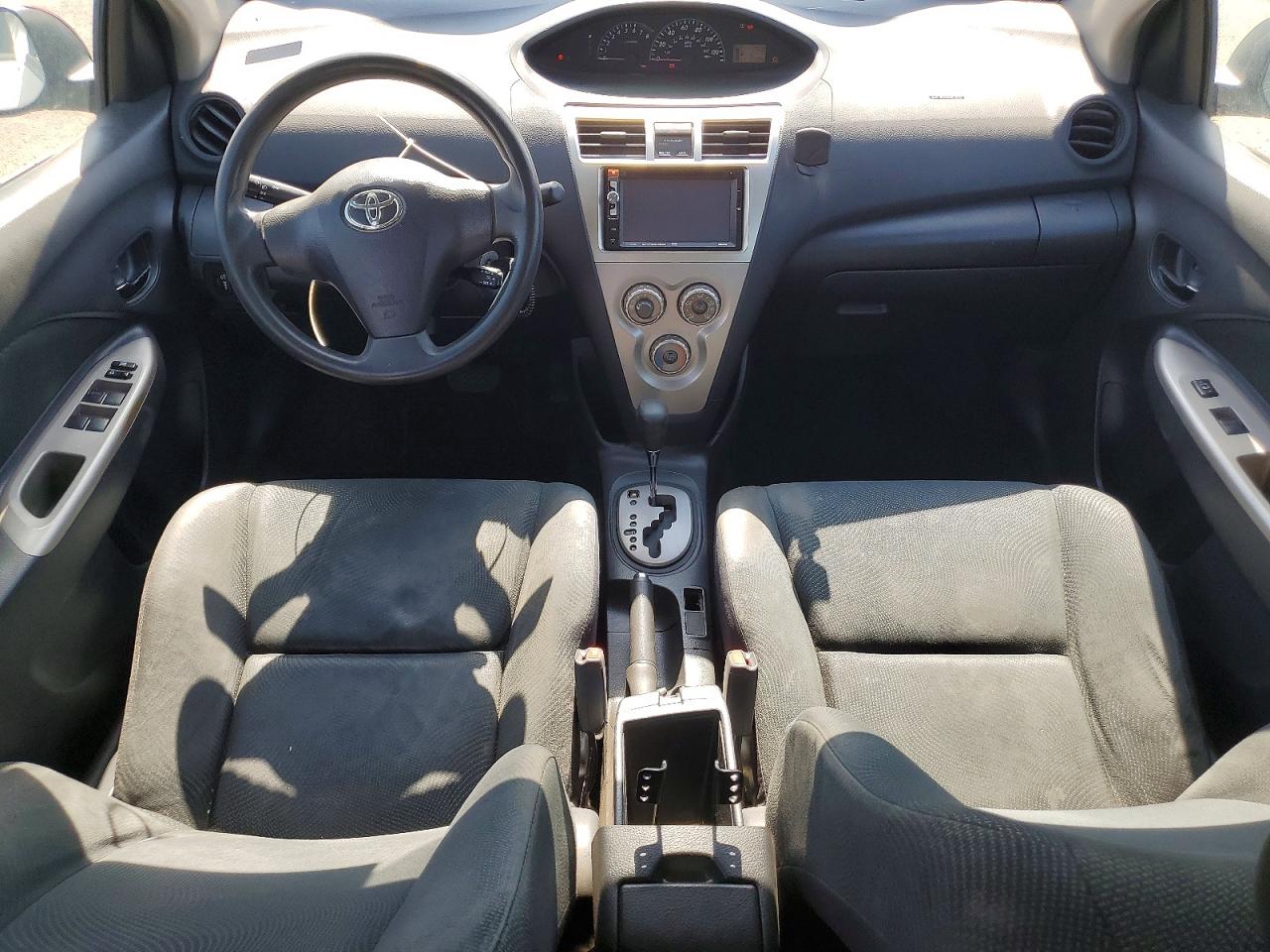2009 Toyota Yaris Base Silver vin: JTDBT903494053269