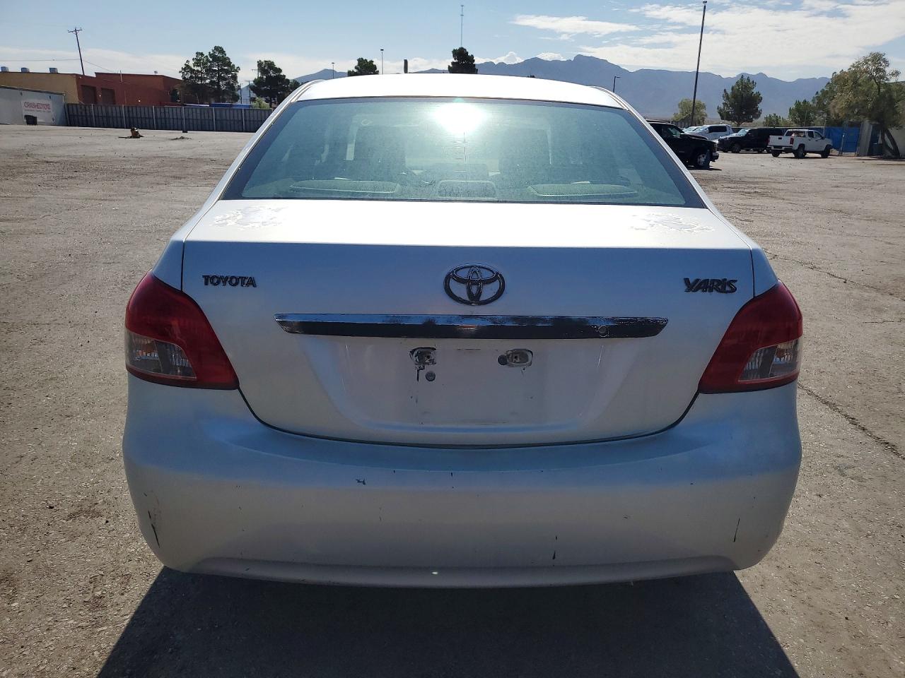 2009 Toyota Yaris Base Silver vin: JTDBT903494053269