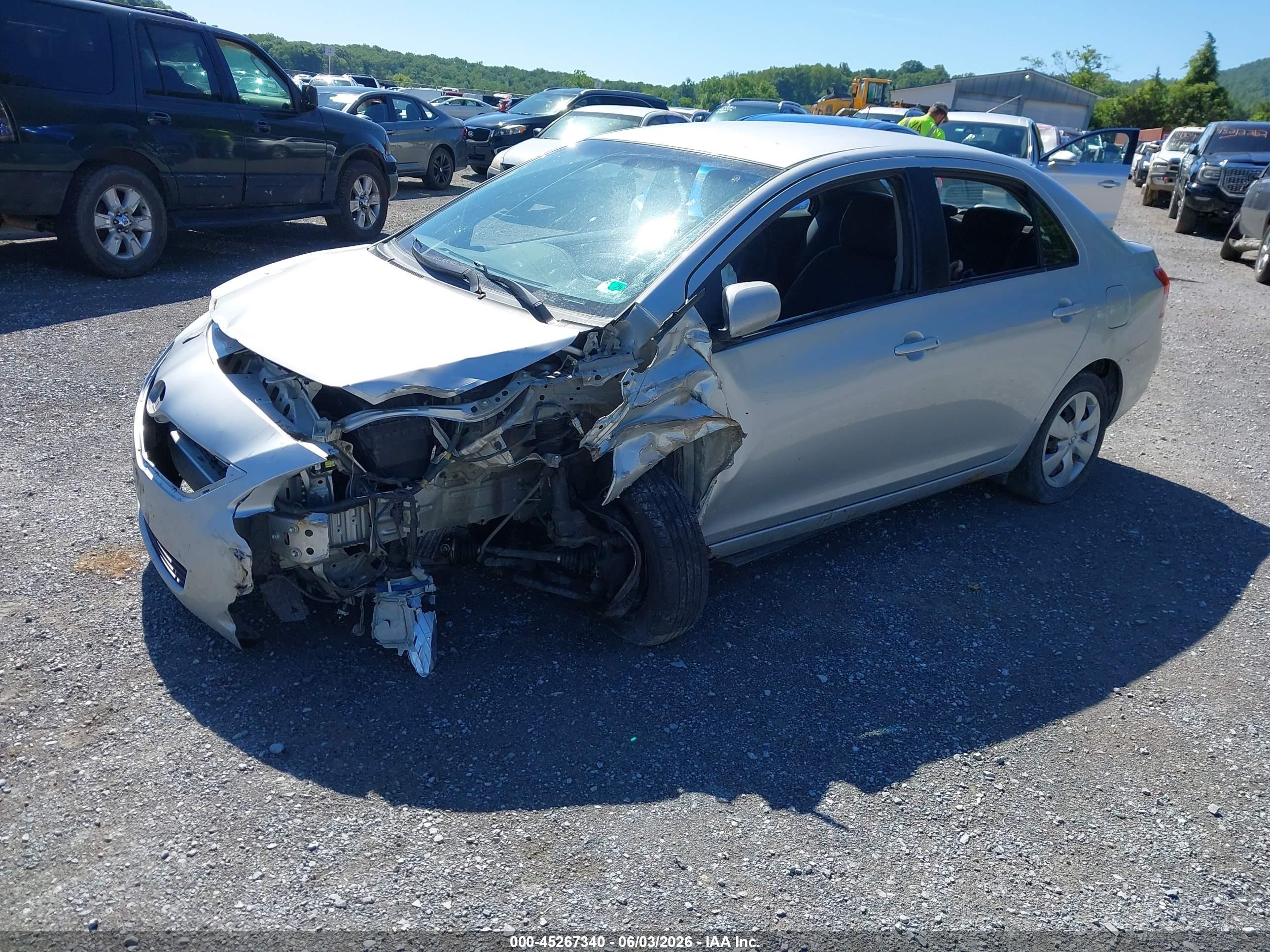 2007 Toyota Yaris   Silver vin: JTDBT903571148096