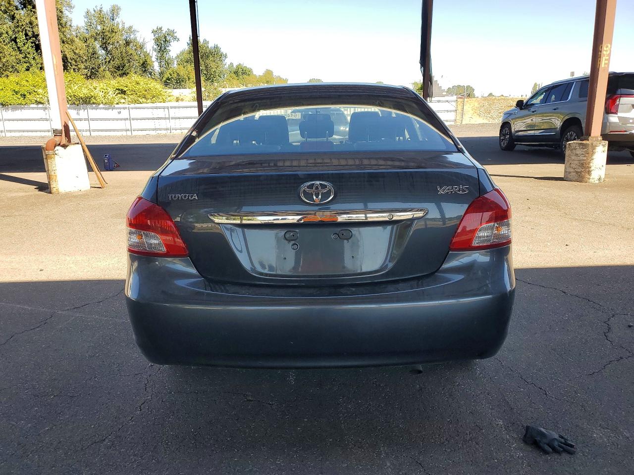 2008 Toyota Yaris Base Charcoal vin: JTDBT903581211117