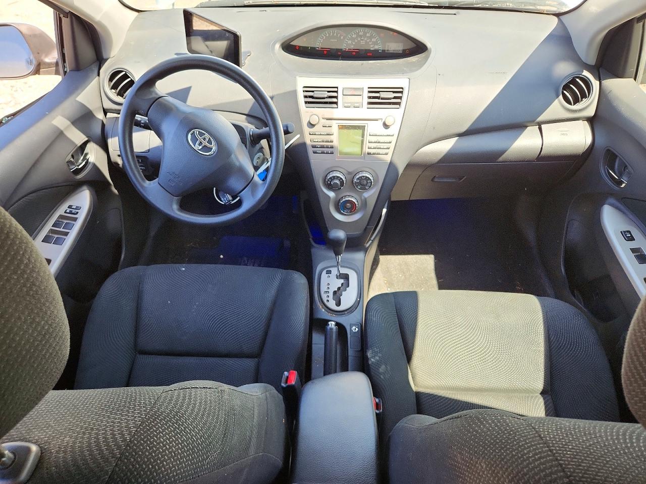 2009 Toyota Yaris Base Silver vin: JTDBT903591311235