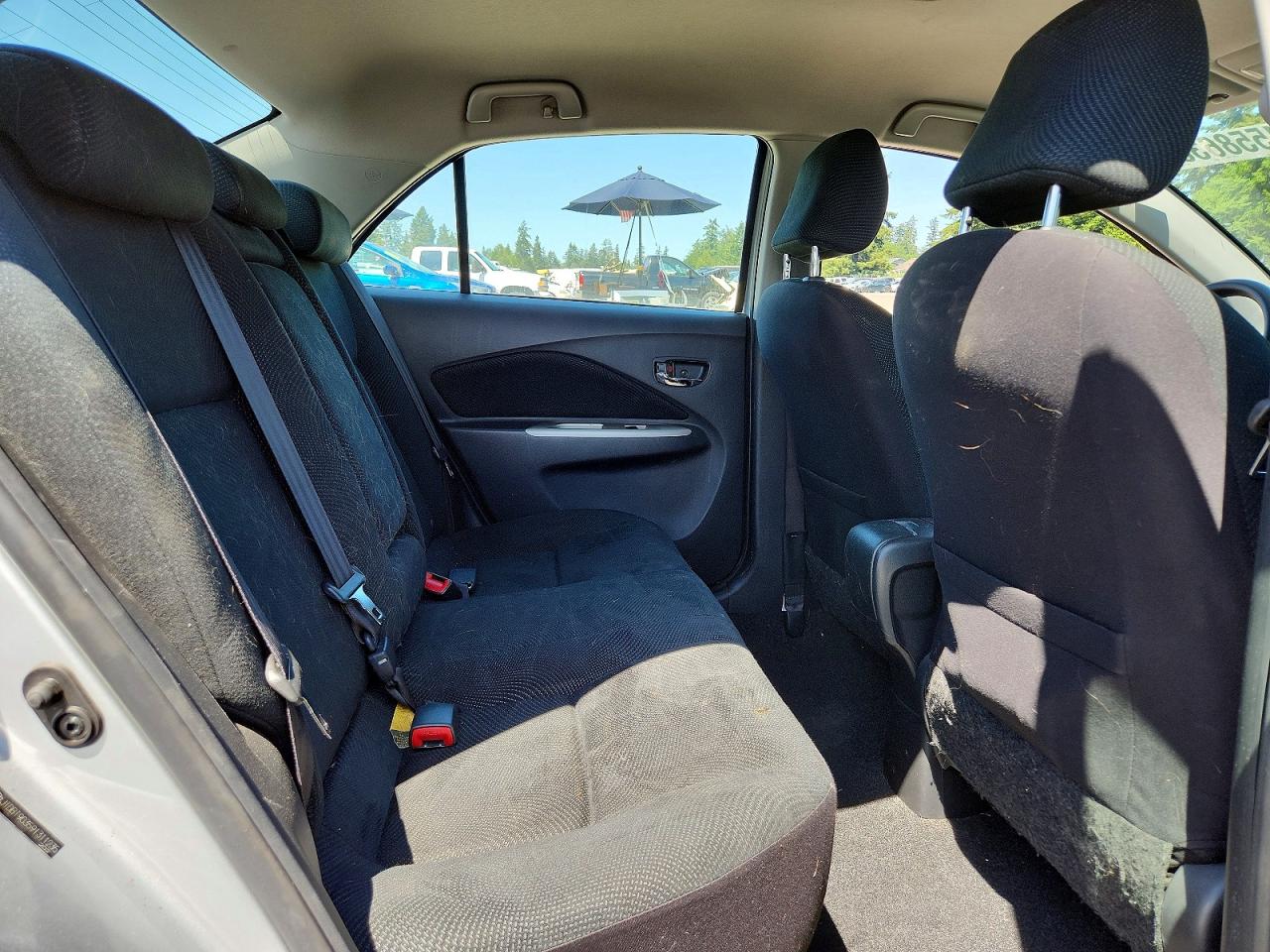 2009 Toyota Yaris Base Silver vin: JTDBT903591311235
