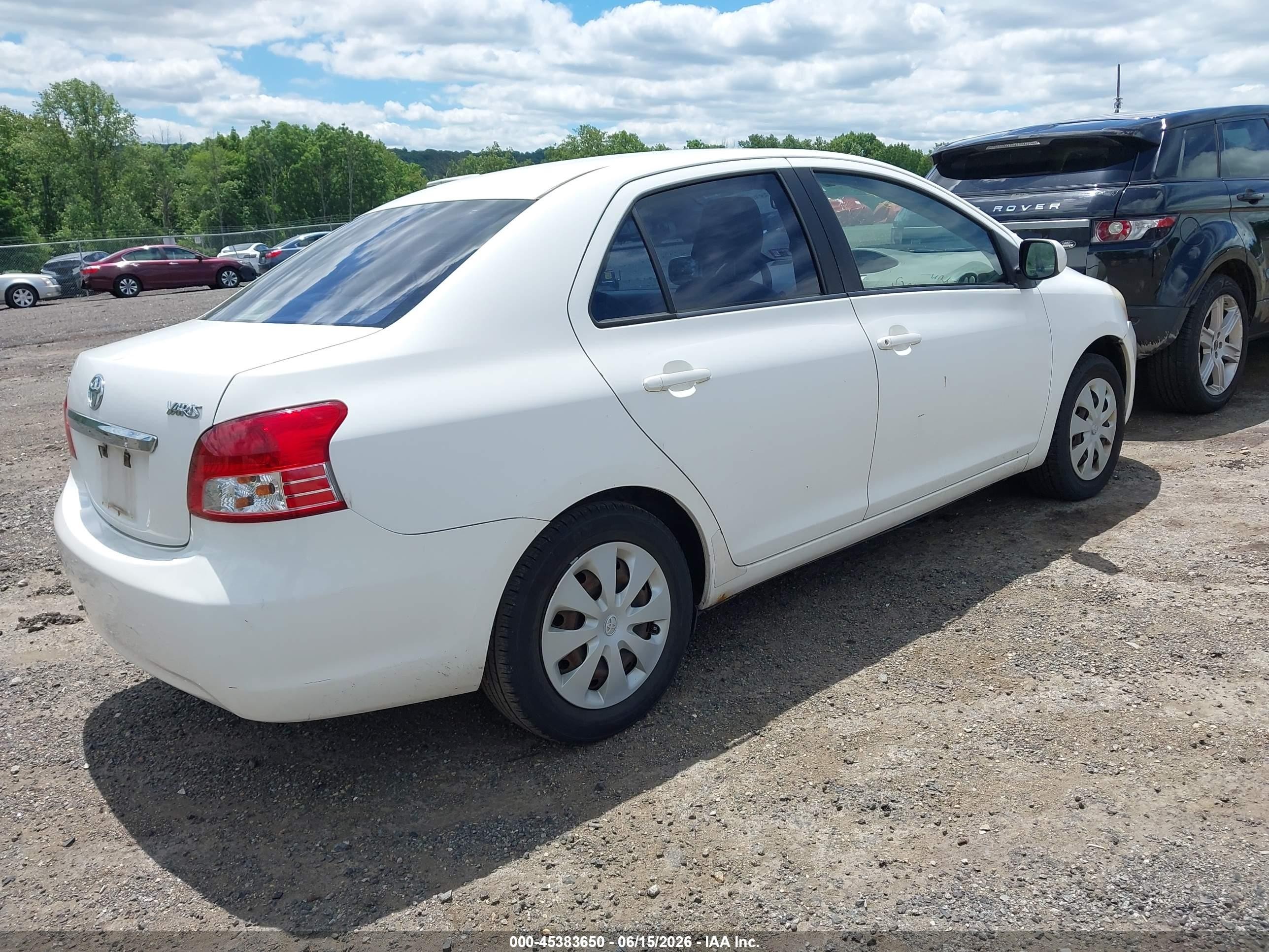 2009 Toyota Yaris   Белый vin: JTDBT903591336457