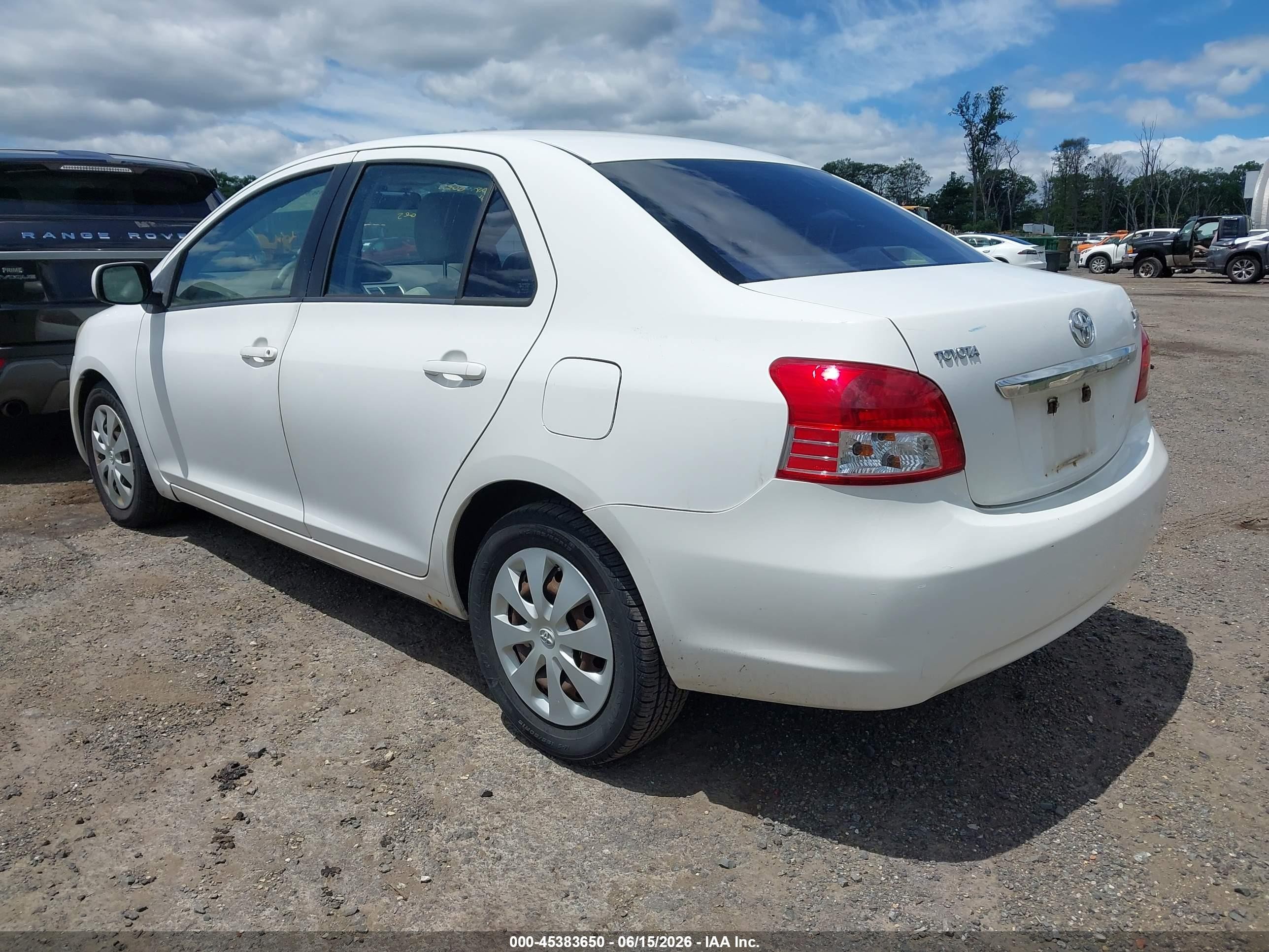 2009 Toyota Yaris   Белый vin: JTDBT903591336457