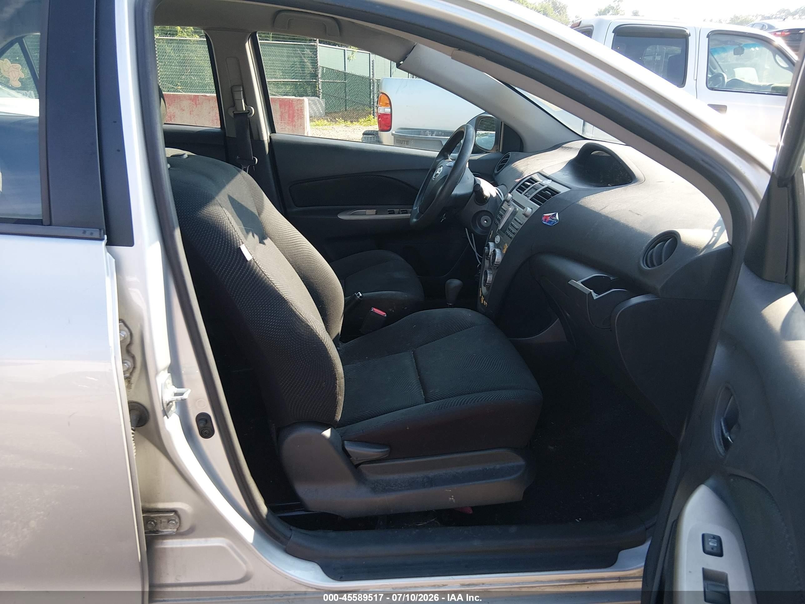 2009 Toyota Yaris   Серебряный vin: JTDBT903691305525