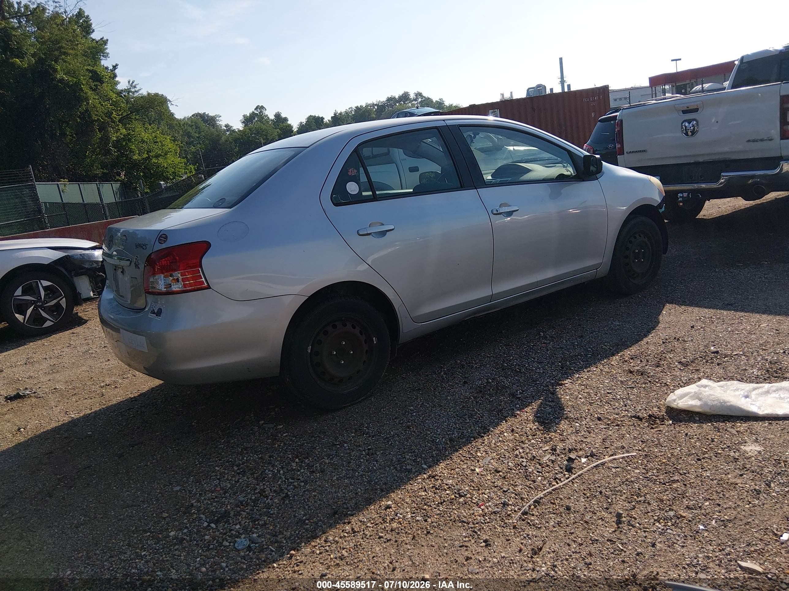 2009 Toyota Yaris   Серебряный vin: JTDBT903691305525