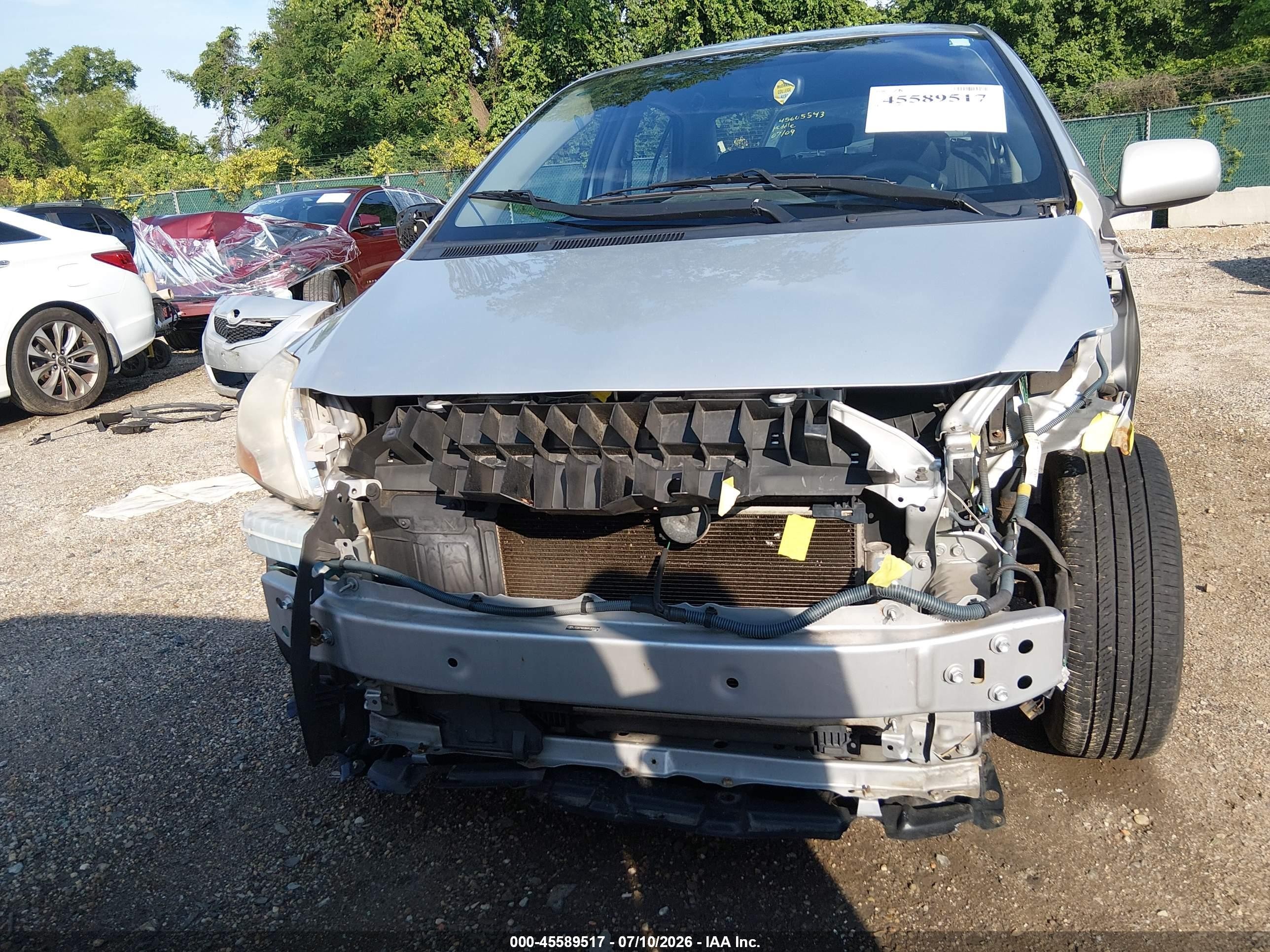 2009 Toyota Yaris   Серебряный vin: JTDBT903691305525
