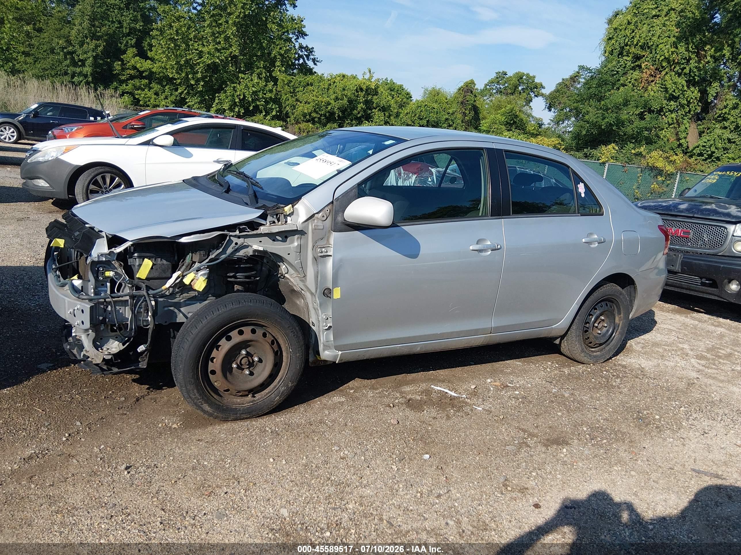 2009 Toyota Yaris   Серебряный vin: JTDBT903691305525