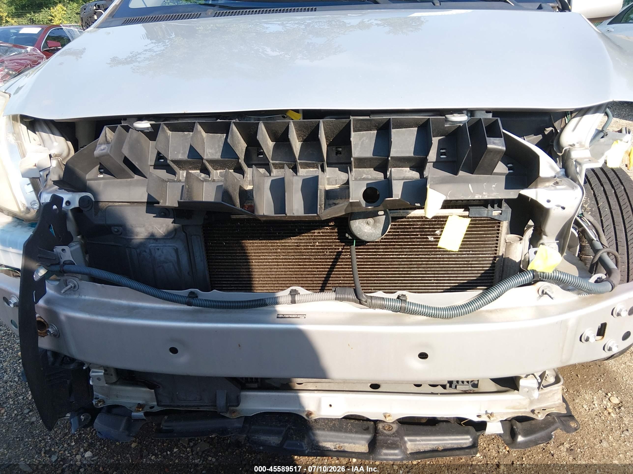 2009 Toyota Yaris   Серебряный vin: JTDBT903691305525
