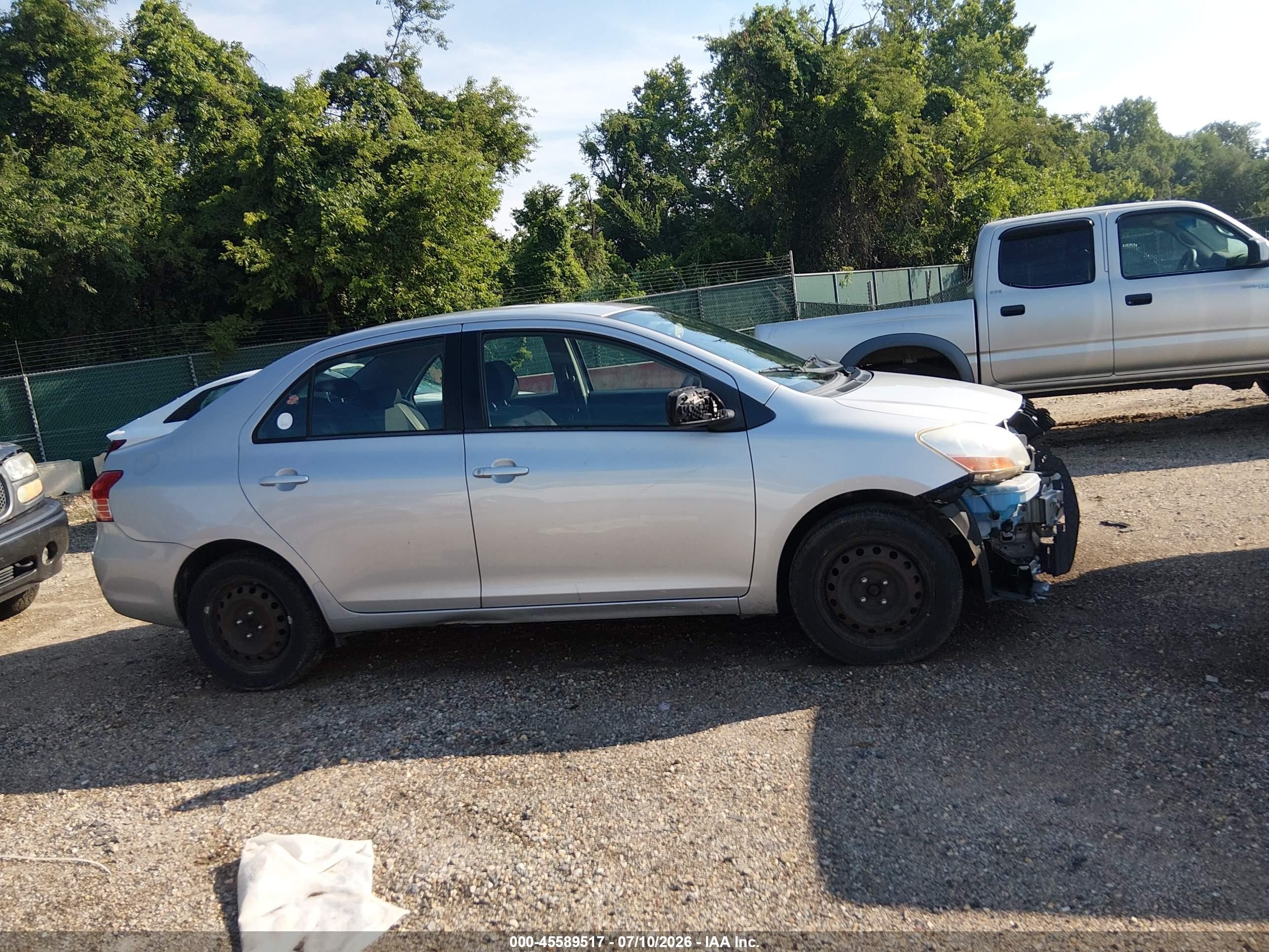 2009 Toyota Yaris   Серебряный vin: JTDBT903691305525