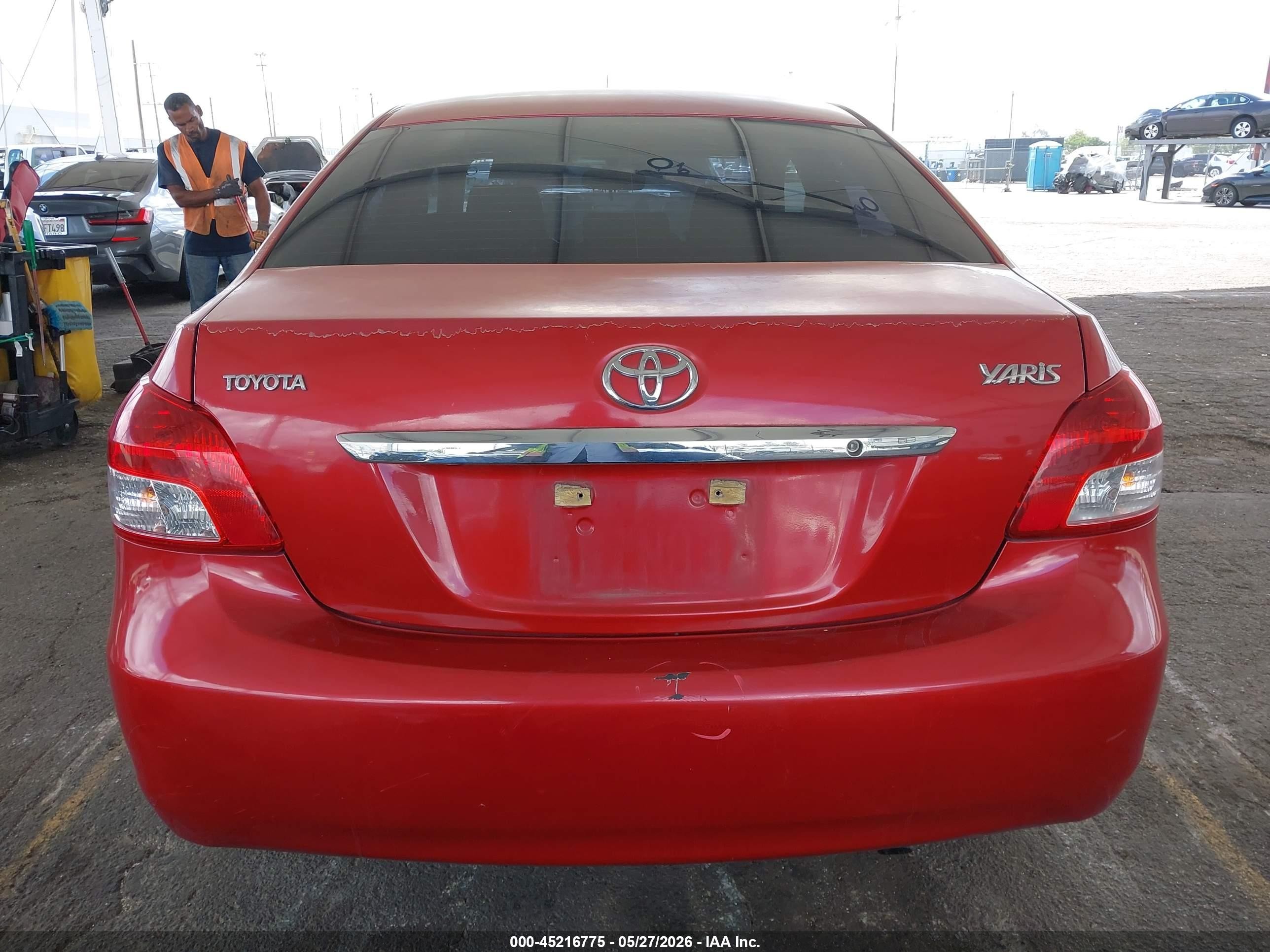 2009 Toyota Yaris   Красный vin: JTDBT903691342672