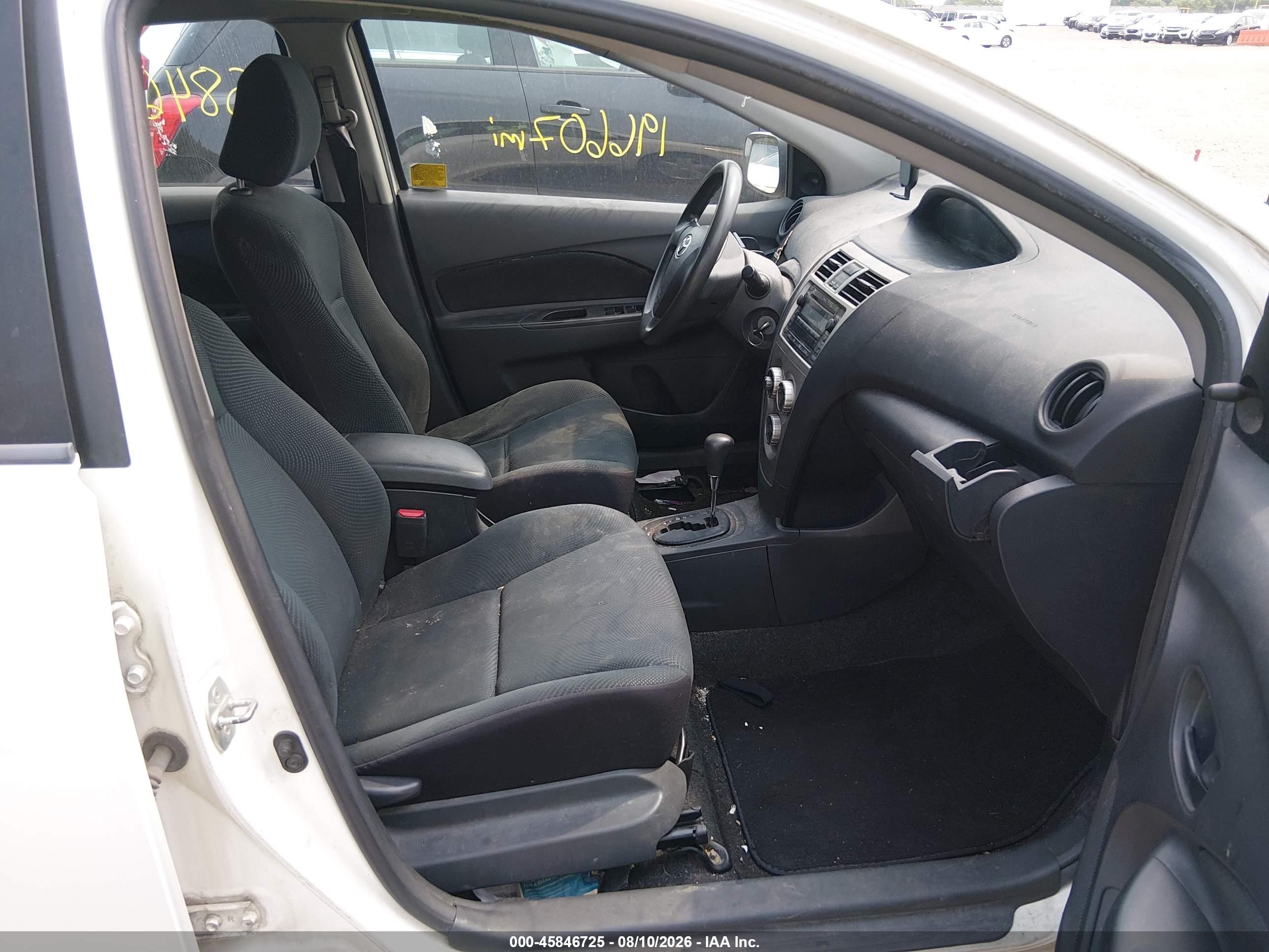 2009 Toyota Yaris   White vin: JTDBT903691345748