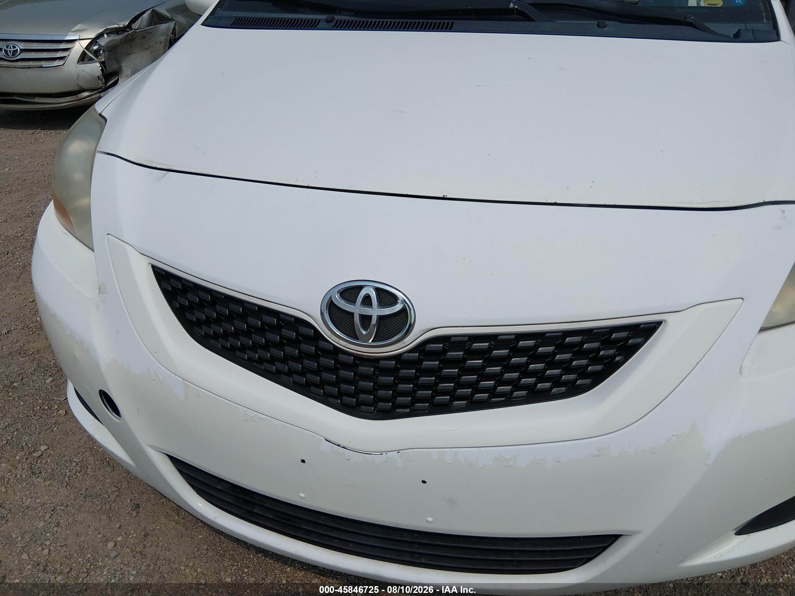 2009 Toyota Yaris   White vin: JTDBT903691345748