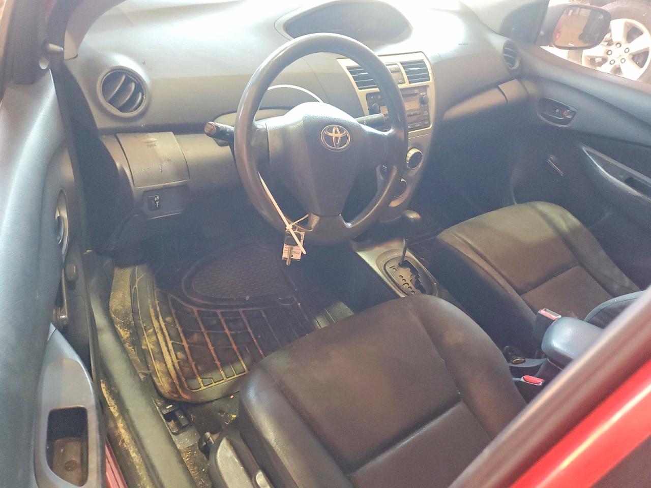 2009 Toyota Yaris Base Red vin: JTDBT903694053662