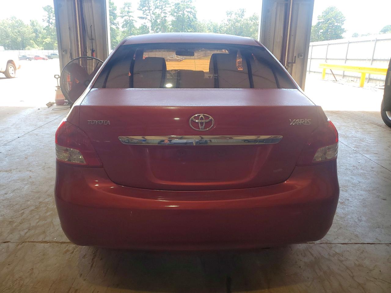2009 Toyota Yaris Base Red vin: JTDBT903694053662