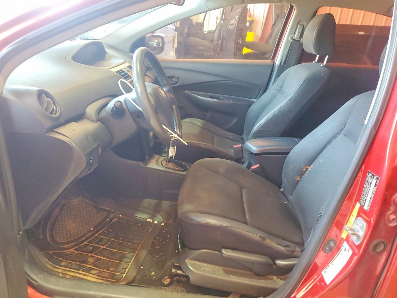 2009 Toyota Yaris Base Red vin: JTDBT903694053662
