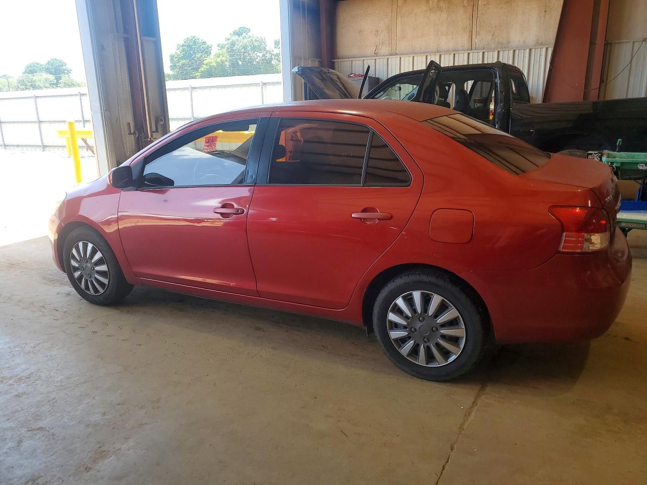 2009 Toyota Yaris Base Red vin: JTDBT903694053662