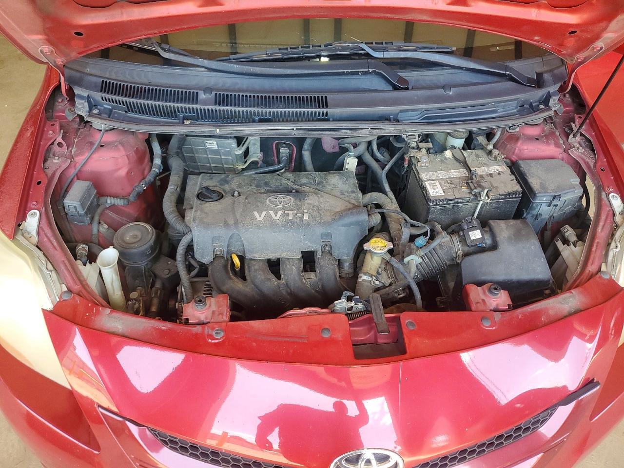 2009 Toyota Yaris Base Red vin: JTDBT903694053662