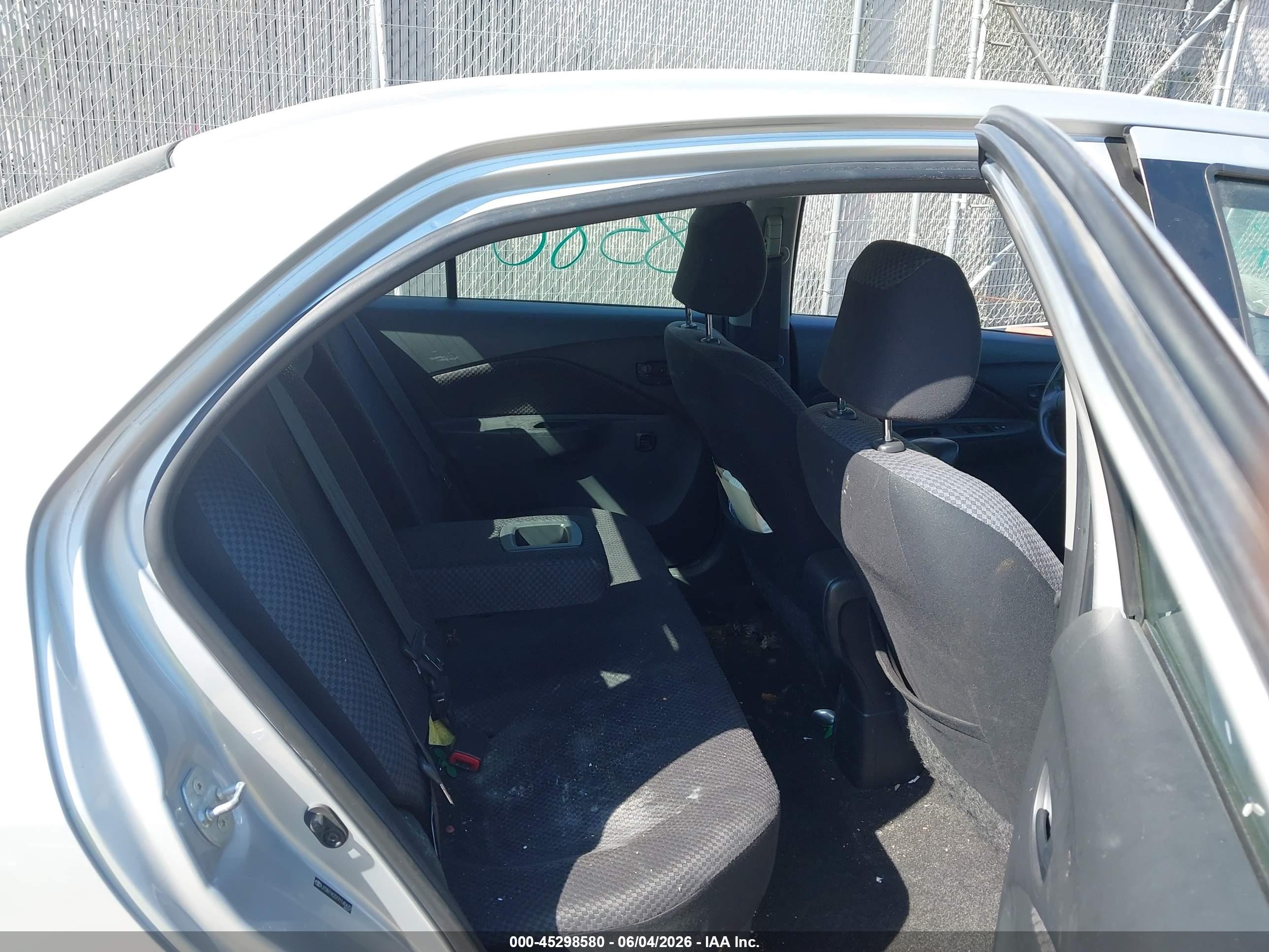 2007 Toyota Yaris   Silver vin: JTDBT903771140632