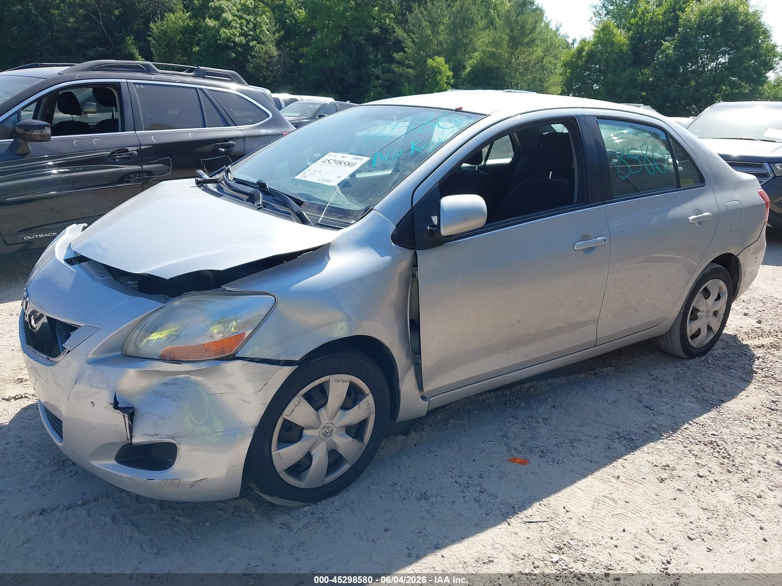 2007 Toyota Yaris   Silver vin: JTDBT903771140632