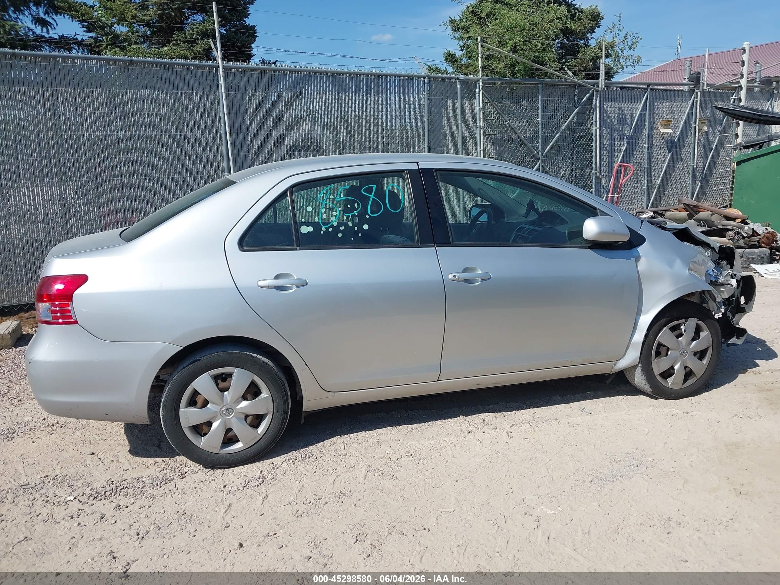2007 Toyota Yaris   Silver vin: JTDBT903771140632