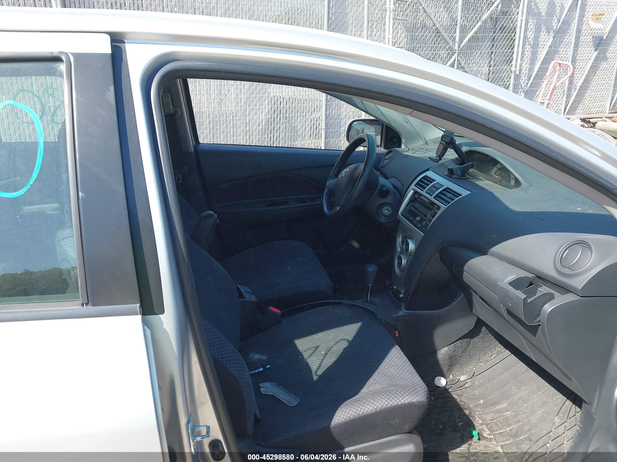 2007 Toyota Yaris   Silver vin: JTDBT903771140632