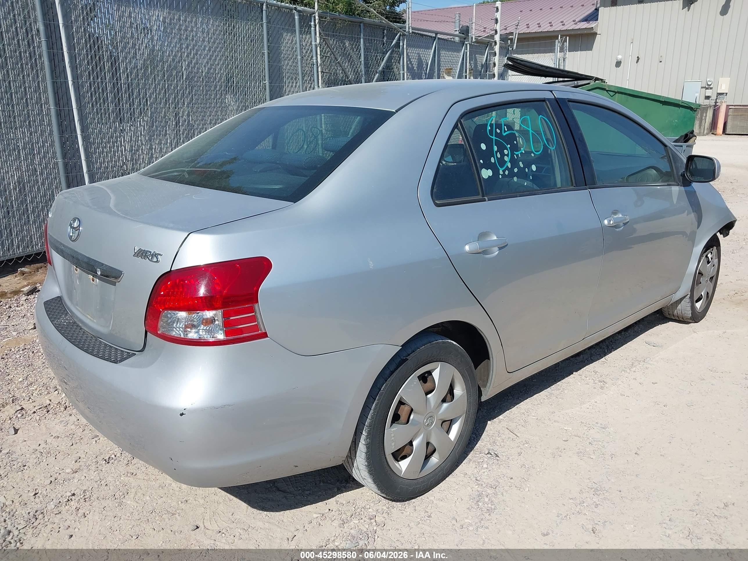 2007 Toyota Yaris   Silver vin: JTDBT903771140632