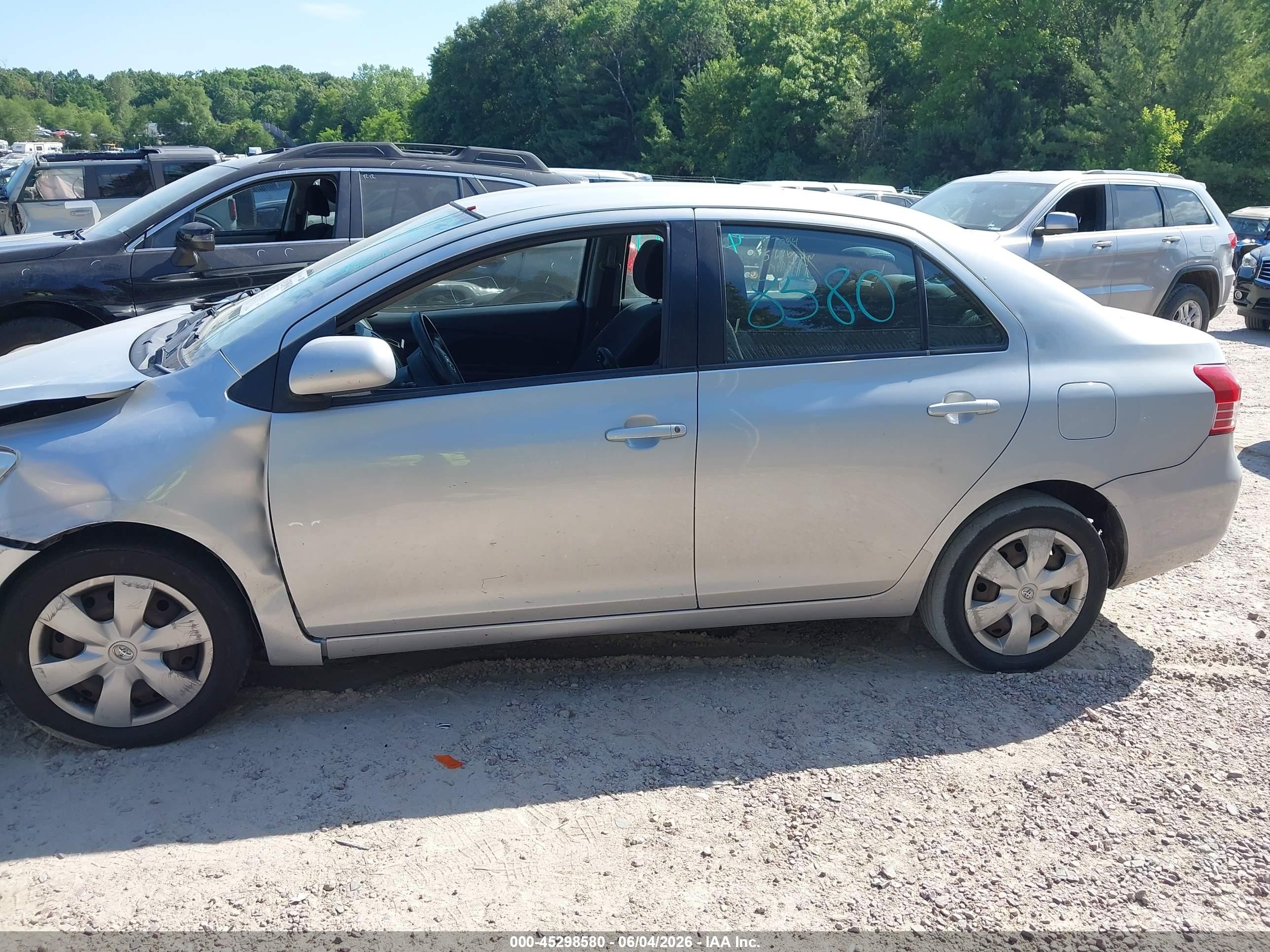 2007 Toyota Yaris   Silver vin: JTDBT903771140632