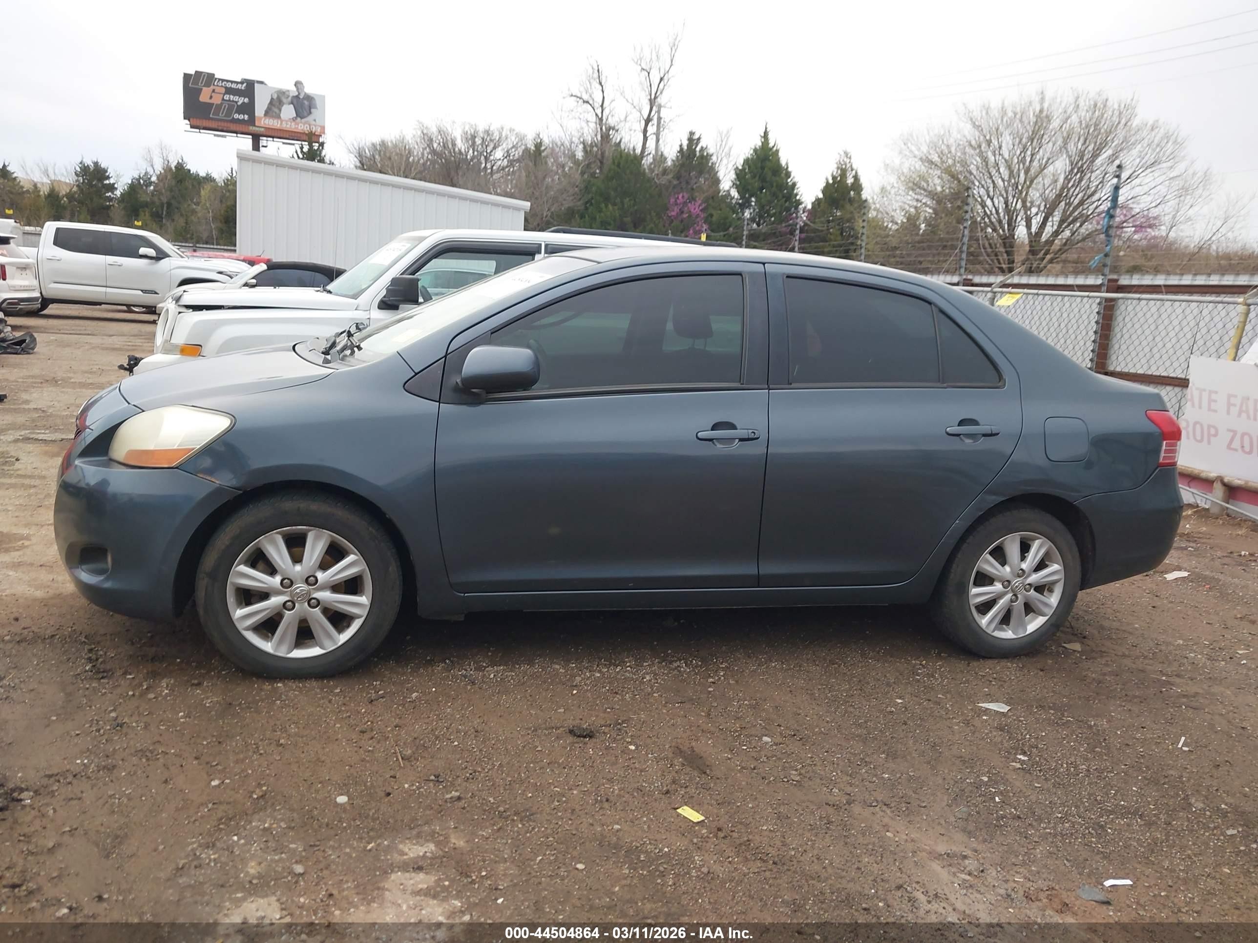 2009 Toyota Yaris Gray vin: JTDBT903791321166