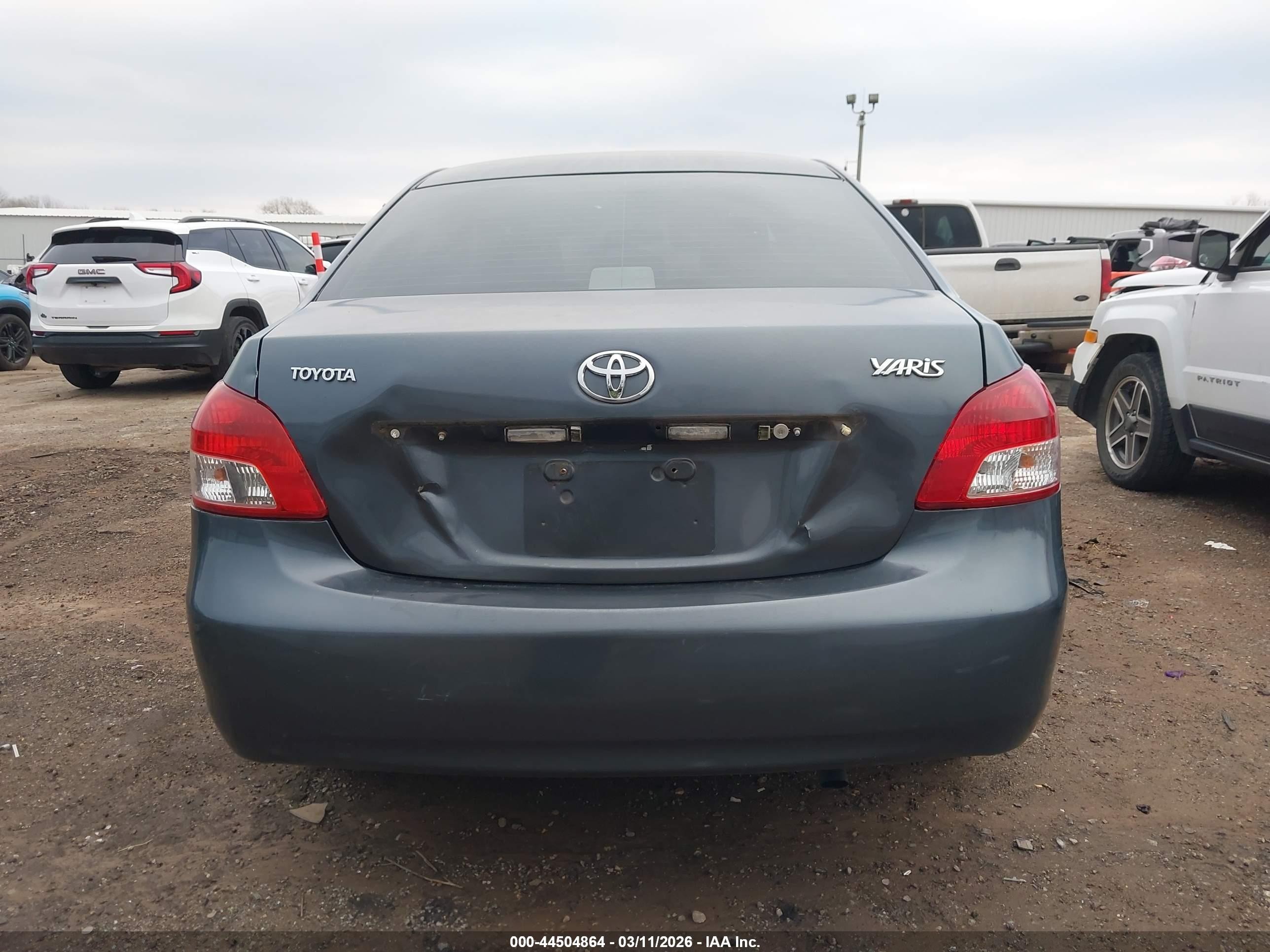2009 Toyota Yaris Gray vin: JTDBT903791321166