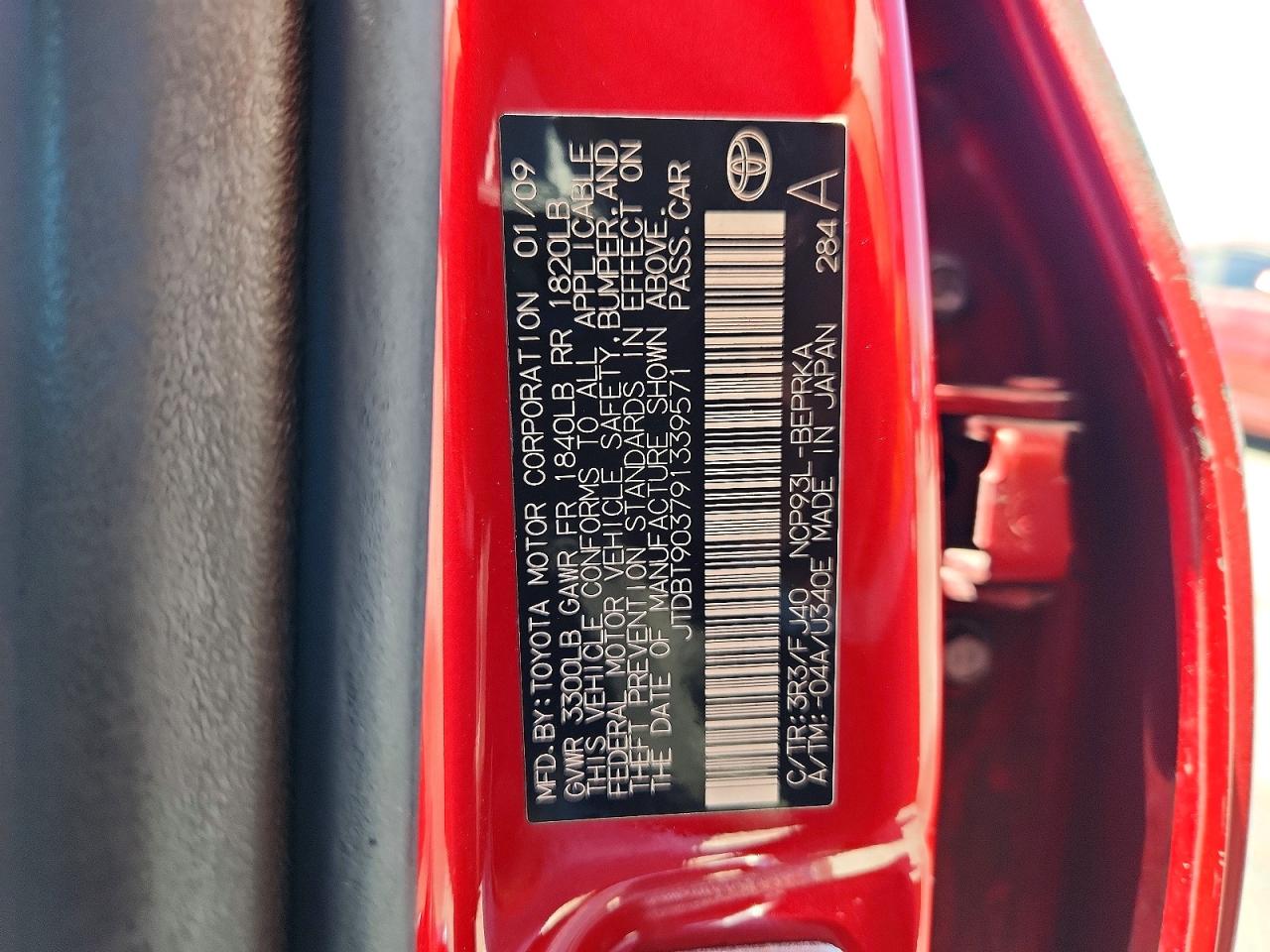 2009 Toyota Yaris Base Red vin: JTDBT903791339571